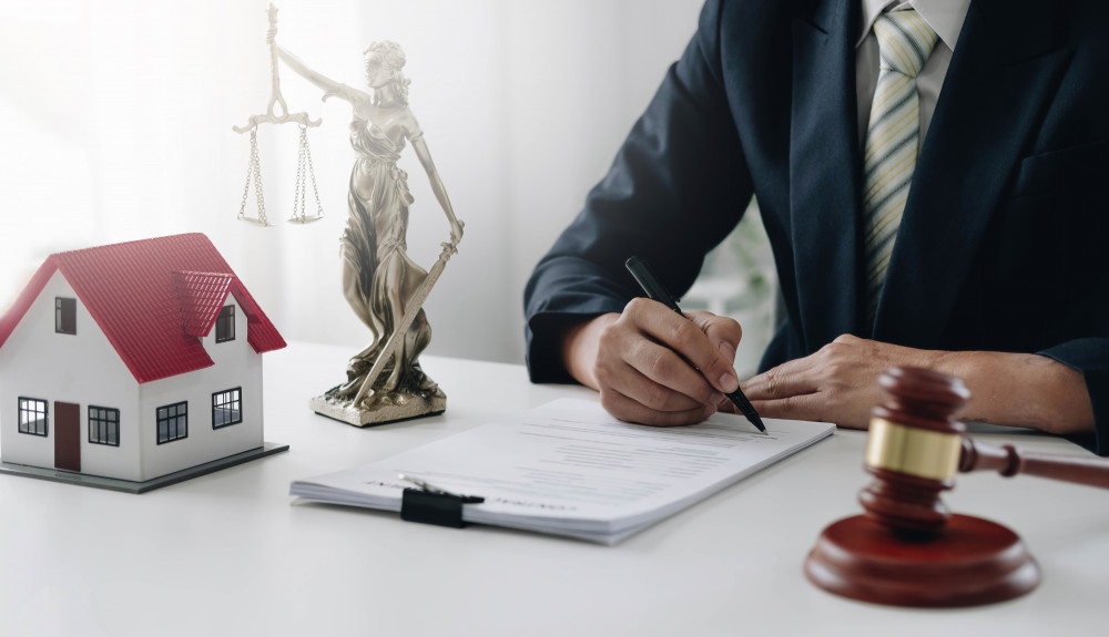 Avocat en droit immobilier : Quand et pourquoi faire appel à ses services ?