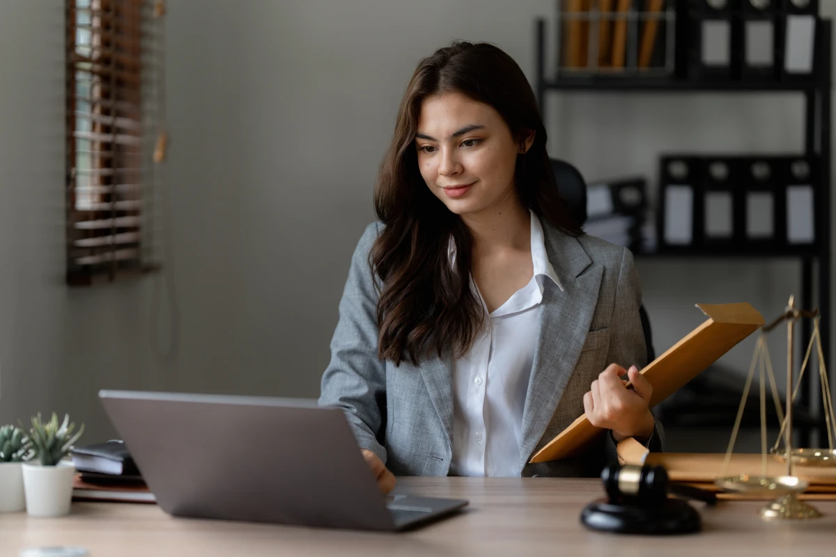 La validité des contrats de vente en ligne face aux clauses abusives : enjeux et protections juridiques